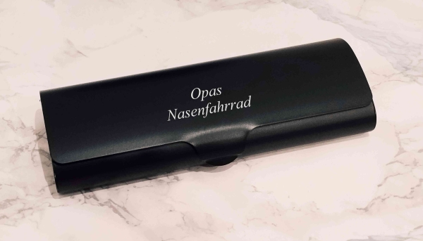 schwarzes Brillenetui aus Aluminium mit Gravur